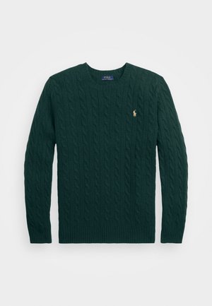 Suéter verde de punto trenzado con un cuello redondo acanalado y mangas largas. Presenta un pequeño logo dorado en el lado izquierdo del pecho.