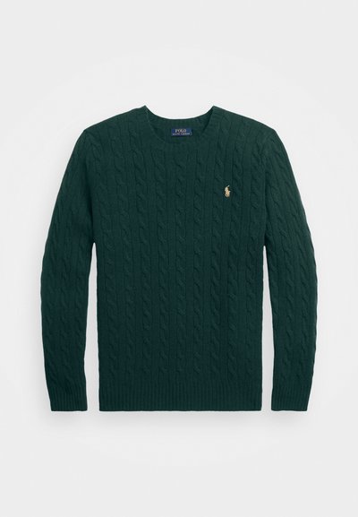 Suéter verde de punto trenzado con un cuello redondo acanalado y mangas largas. Presenta un pequeño logo dorado en el lado izquierdo del pecho.