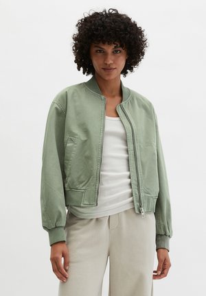 Bomberjacke in Minzgrün mit Reißverschluss, gerippten Bündchen und Seitentaschen. Das Material wirkt glatt mit einem dezenten Glanz.