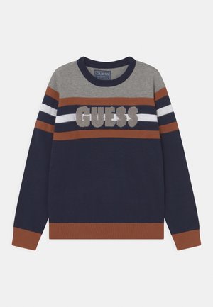 Langärmliger Strickpullover mit horizontalen Streifen in Marineblau, Braun, Grau und Weiß sowie geprägtem "GUESS"-Schriftzug auf der Brust.