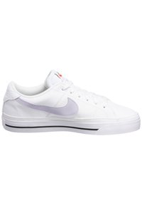 Valkoinen urheilukenkä nahasta, jossa on lila Nike-logoa, musta-valkoinen raidallinen pohja ja valkoiset nauhat.