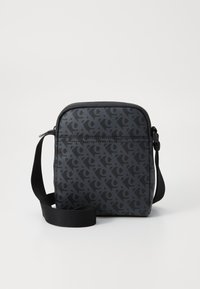Geantă neagră tip crossbody cu finisaj texturat, având un model repetat de logo de culoare gri închis, închidere cu fermoar și curea ajustabilă.
