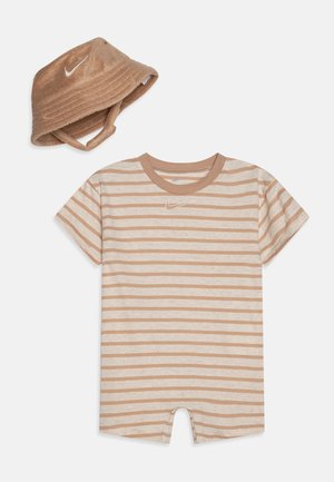 Stripet beige bomullskjortsleeve heldrakt med rund hals og korte ben; matchende beige bøttehatt med logo og hakerem.