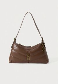 Braune Lederhandtasche mit geschwungener Silhouette, Chevron-Steppung, goldfarbenen Beschlägen und Schulterriemen. Verfügt über ein Logodetail auf der Vorderseite.