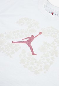 Jordan FLORAL TEE - Triko s potiskem - sail