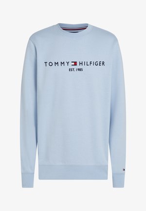 Lichtblauwe sweatshirt van zachte stof, met een ronde halslijn en een zwart, rood en wit logo "TOMMY HILFIGER EST. 1985" over de voorkant.