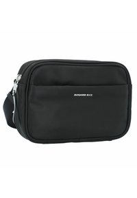 Bolsa de hombro negra de nailon con forma rectangular. Cuenta con un cierre de cremallera, un bolsillo frontal y un logo de hardware plateado, con un acabado texturizado.
