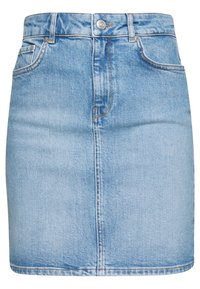 Heller blauer Denim-Rock mit körperbetonter Form, Knopfverschluss und vorderen Taschen. Glatte Textur mit minimalen Abnutzungsspuren und Nähedetails.