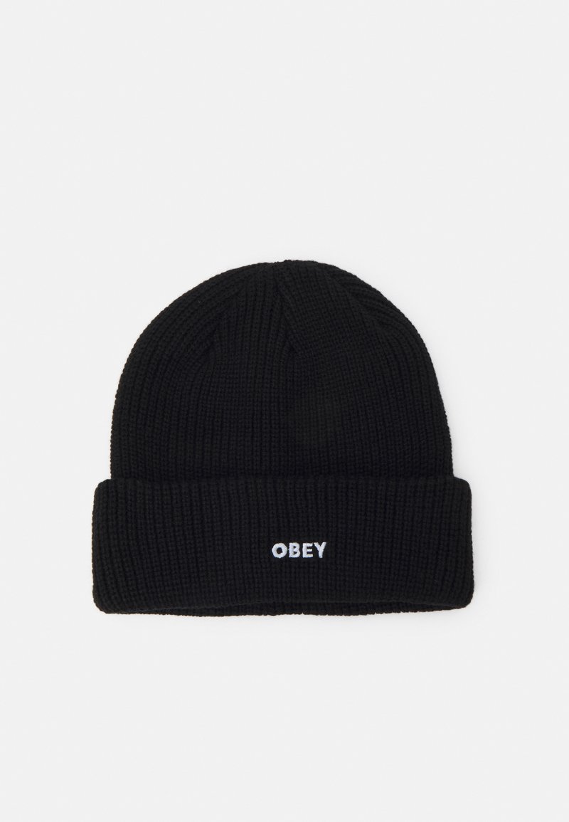Musternöör/kolmas must ääristatud must müts, millel on sooniline tekstuur ja volditud serv. Sel on valge tikitud tekst, mis ütleb "OBEY."