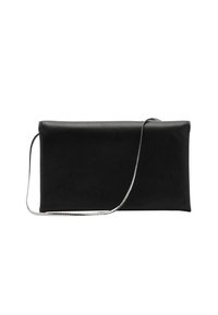 Bolso de mano de cuero negro con forma rectangular plana. Cuenta con una cadena de metal plateado y una textura suave.