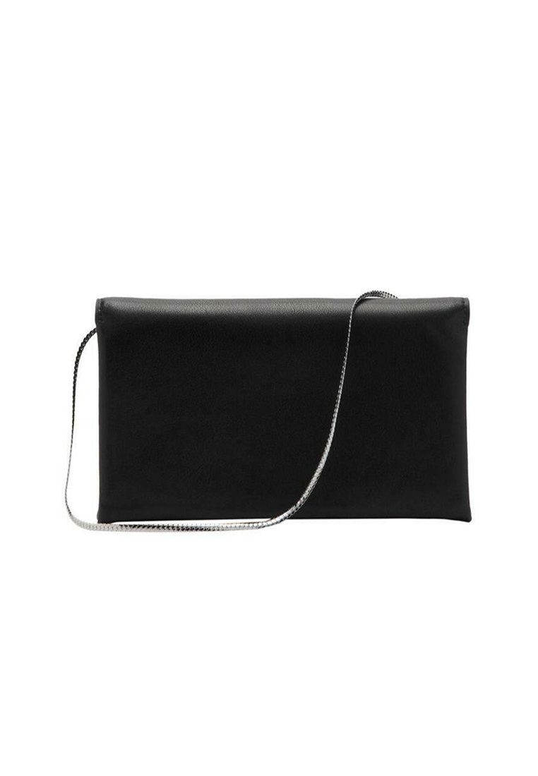 Bolso de mano de cuero negro con forma rectangular plana. Cuenta con una cadena de metal plateado y una textura suave.