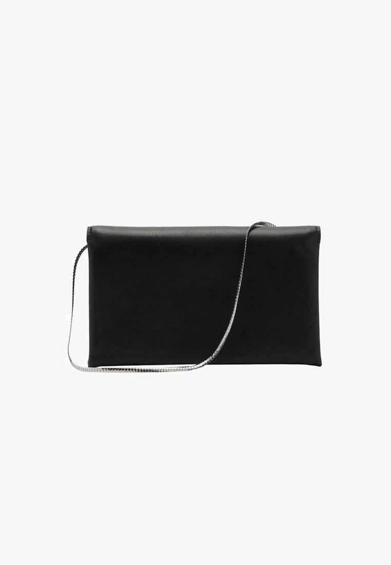Bolso de mano de cuero negro con forma rectangular plana. Cuenta con una cadena de metal plateado y una textura suave.