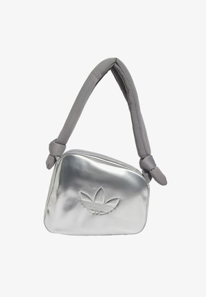 Kleine zilveren schoudertas met geperst Adidas-logo en dikke gewatteerde grijze stoffen band, gestrikt in knopen aan beide uiteinden.