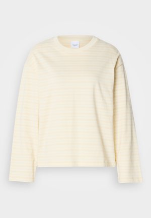 Lys gul langermet t-skjorte med horisontale striper, rund hals og myk bomull. Har en avslappet passform og dropped shoulder-sømmer.