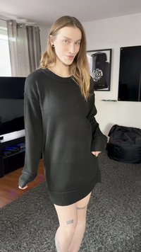 Juodas, per dydį didelis megztinis iš mezgimo su ribinėmis rankogaliais ir apačia. Švelnios tekstūros, laisvas siluetas, siekiantis iki vidurio šlaunies. Minimalistinio dizaino, be raštų ar akcentų.