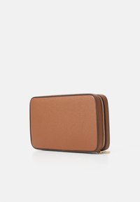 Cartera de cuero marrón con textura granulada, forma rectangular y cierre de cremallera dorada. Los bordes son de color marrón oscuro, mostrando un contraste en los materiales.