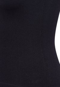 Close-up van zwarte geribde stof met verticale textuur en lichte contour, met gedetailleerd breipatroon.