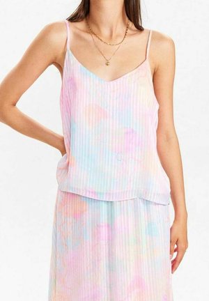 Lekki, warstwowy top na ramiączkach w pastelowych kolorach z prążkowaną teksturą i dekoltem w szpic. Lekko luźny krój, idealny na ciepłe dni.