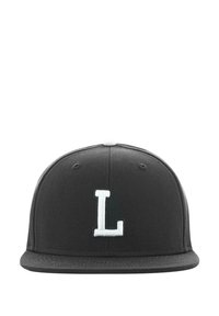 Fekete szövet baseball sapka lapos peremmel, az elején egy hímzett fehér "L" logóval. Egyszerű és letisztult kialakítás.