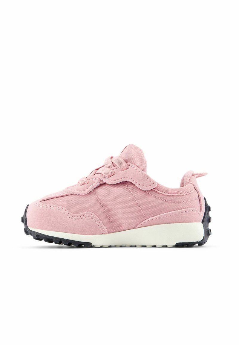 Roze kindersneaker van stof met een textuurafwerking, voorzien van vetersluiting, gevoerde tong en een zwarte rubberen zool.