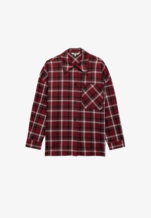 Punainen ruudullinen flanellipaita, jossa on valkoisia ja mustia viivoja, kaulus, pitkät hihat ja etutasku, jossa on vinoruutukuosi.