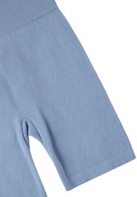 Shorts da bicicletta a coste blu chiaro con un design fitted e taglio aperto sulle gambe. Texture morbida e vita elastica per garantire comfort.
