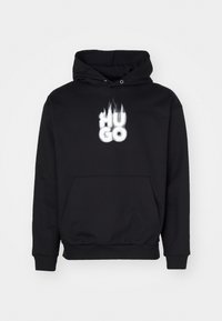 Sort hættetrøje med en frontkangaroo-lomme og ribbede manchetter. Har et hvidt flamme-stil "HUGO" logo på brystet. Materiale i bomuldsblanding.