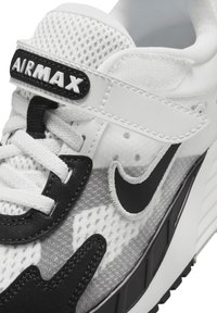 Sapatilhas Nike Air Max com parte superior em malha preta e branca, bico arredondado, design com atacadores e destacado logo swoosh preto.