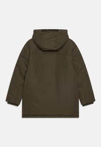 Parka verde oliva con cappuccio, dalla texture liscia, con un logo evidente sul retro. Taglio dritto e maniche lunghe.