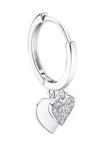 Boucles d'oreilles en argent avec un charm en double cœur amovible ; un cœur est lisse, l'autre est orné de cristaux transparents.