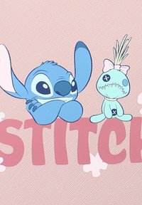 Tecknad karaktär Stitch, blå med stora ögon, och en grön plysch med en rosett sitter bredvid den rosa "STITCH"-texten på en texturerad bakgrund.