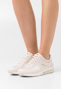 MICHAEL Michael Kors Baskets basses - off-white