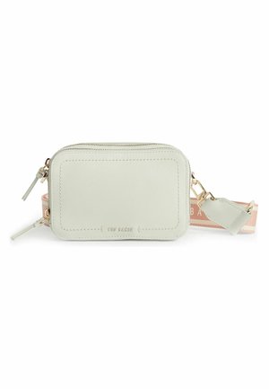 Bolso bandolera rectangular de cuero gris claro con cremalleras doradas, bordes cosidos y una correa de tela rosa con detalles del nombre de la marca.