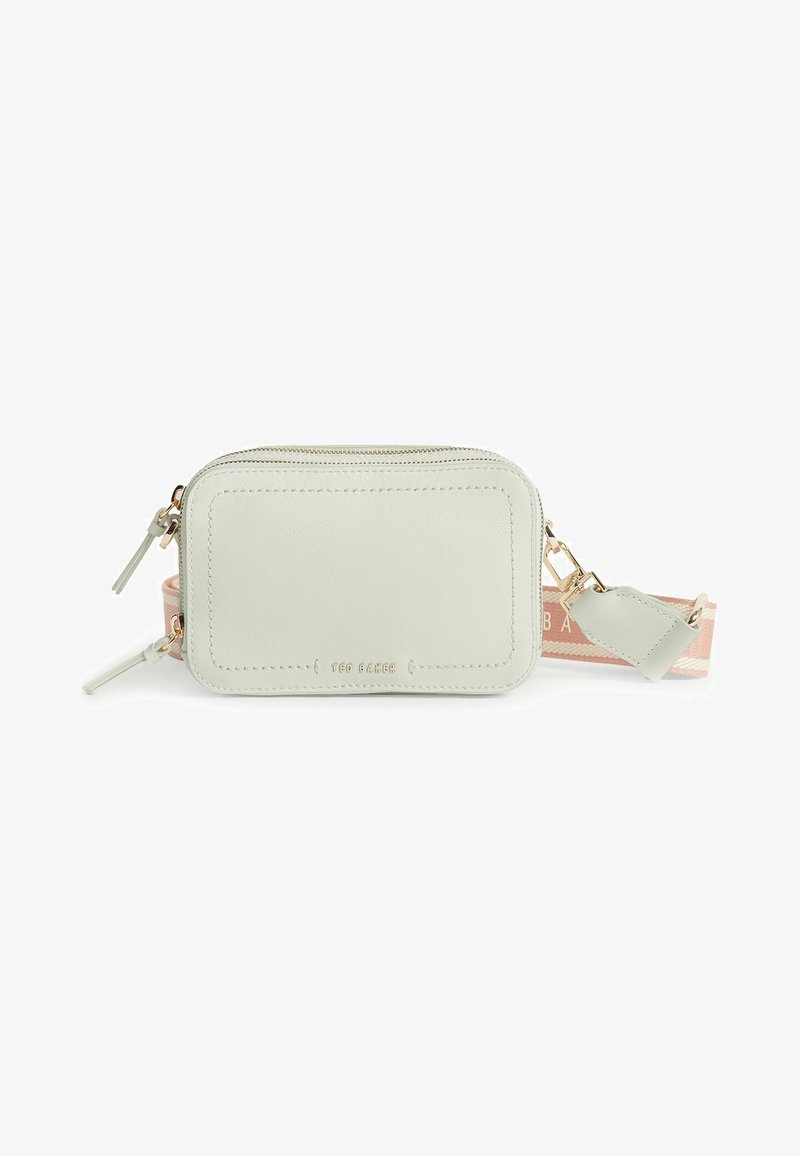 Sac bandoulière rectangulaire en cuir gris clair avec fermetures éclair dorées, bords cousus et une sangle en tissu rose avec le nom de la marque en détail.