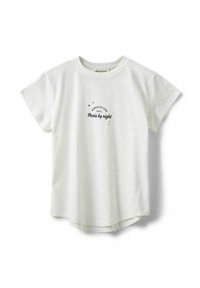 Bela kratka majica s kratkimi rokavi z črnim napisom »Vedno zaljubljena v Pariz ponoči« in majhnimi zvezdicami na prsih.