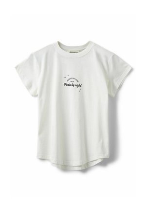 Camiseta blanca de manga corta con texto negro "Siempre enamorado de París por la noche" y pequeños gráficos de estrellas en el pecho.