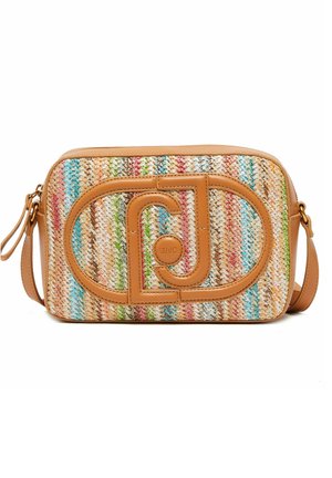 Petit sac bandoulière rectangulaire tissé avec des rayures multicolores et des finitions en cuir fauve, présentant un grand logo cousu à l'avant.