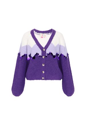 Lila gestrickte Strickjacke mit V-Ausschnitt, versehen mit einem weißen und helllila Muster, fünf silbernen Knöpfen und lila Paillettenakzenten.