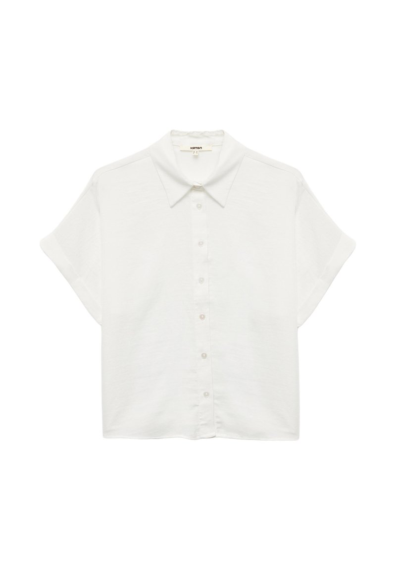 Witte shirt met korte mouwen en een kraaghalslijn, met een knoopsluiting aan de voorkant en een gladde, lichte stof.