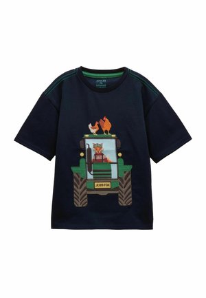 Marineblaues Kurzarmhemd mit grünen Nähten, darauf ein Fuchs, der einen grünen Traktor fährt, auf dem zwei Hühner sitzen.