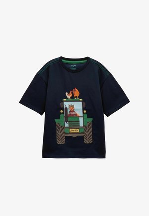 Marineblå kortærmet skjorte med grøn syning, med en ræv, der kører en grøn traktor med to høns på toppen.