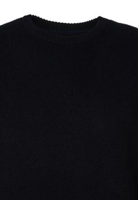 Maglione nero lavorato a maglia con scollatura a girocollo e tessuto strutturato. Nessun motivo o dettaglio visibile. Design semplice e di colore solido.