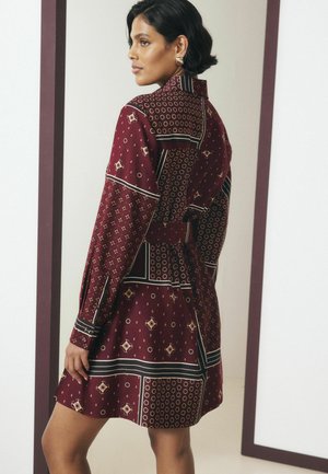 Next, TALL FIT - LONG SLEEVE TIE WAIST SHIRT DRESS - Blusenkleid - burgundy red scarf print