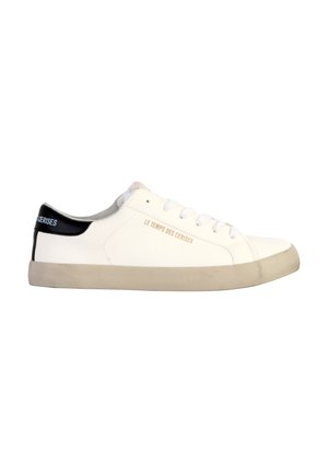 Sneaker bianco in pelle con superficie texturizzata, dotato di una suola in gomma beige e un accento sul tallone nero. Il testo recita 'LE TEMPS DES CERISES.'