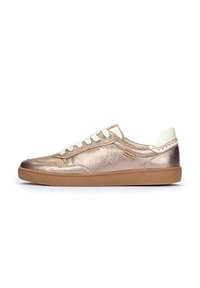 Zapatillas de cuero metálico dorado con acentos crema, puntera redonda, cordones blancos y una suela de goma marrón texturada. Cuenta con costuras decorativas.
