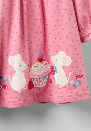 Rosa Baumwollkleid mit weißen Punkten, bestickten Mäusen und einem Cupcake mit Erdbeeren, akzentuiert mit floralen Details und "jojo."
