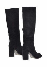 Stivali alti in suede nero con gambale ampio, punta arrotondata e tacco spesso. Texture liscia e design semplice, senza hardware visibile.