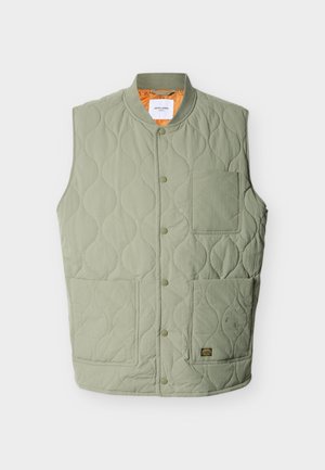 Lysegrøn quiltet vest uden ærmer med trykknapper, tre forlommer, ribbet krave og orange inderfor.