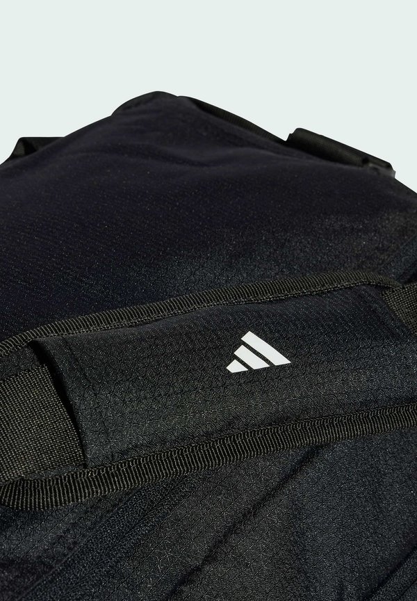 ESSENTIALS  - Holdall2