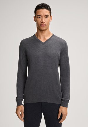 Grauer V-Ausschnitt-Pullover mit langen Ärmeln aus glattem, leichtem Stoff. Verfügt über gerippte Bündchen und Saum sowie ein dezentes Logodetail an der Seite.